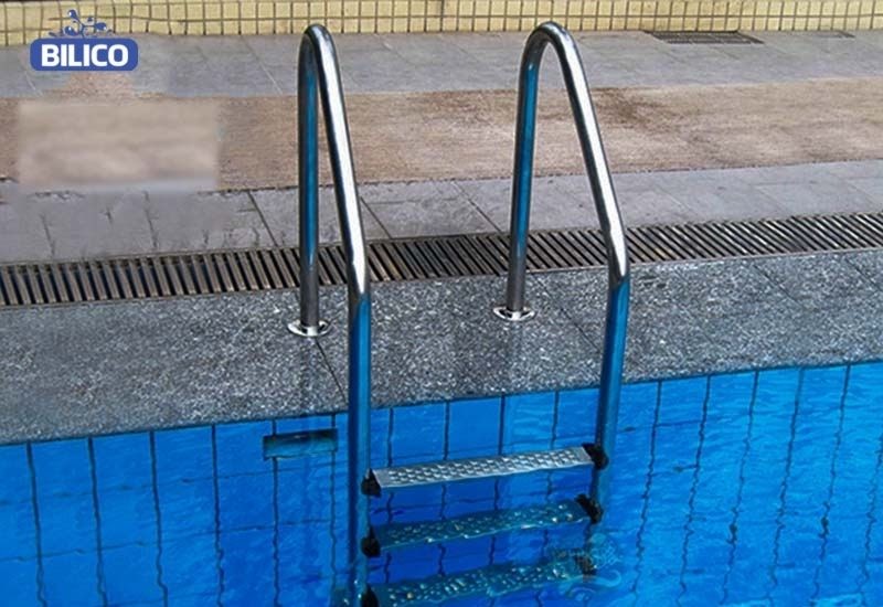 Lắp đặt thang bể bơi