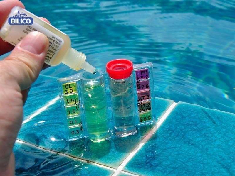 Dùng bộ test thử nước đo độ pH